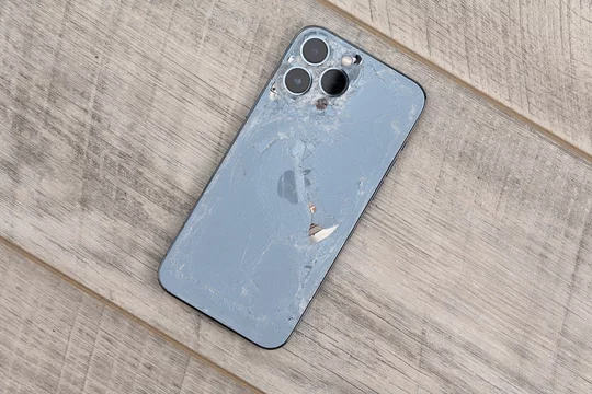 Замена заднего стекла на iPhone в Челябинске